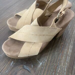 TOMS Women's Beige Sandals 8